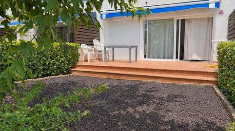 Planta baja con dos jardines en Sant Carles, a solo 100 metros del mar