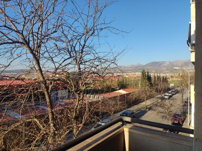 Vista exterior de Pis en venda en  Granada Capital amb Terrassa i Balcó