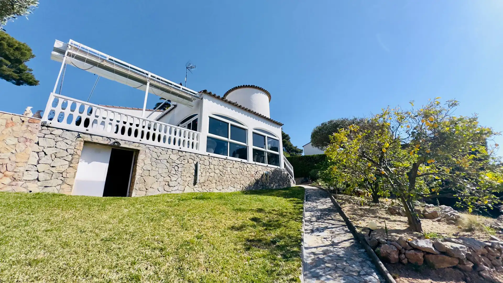 Vista exterior de Casa o chalet en venta en L'Estartit con Aire acondicionado, Calefacción y Jardín privado