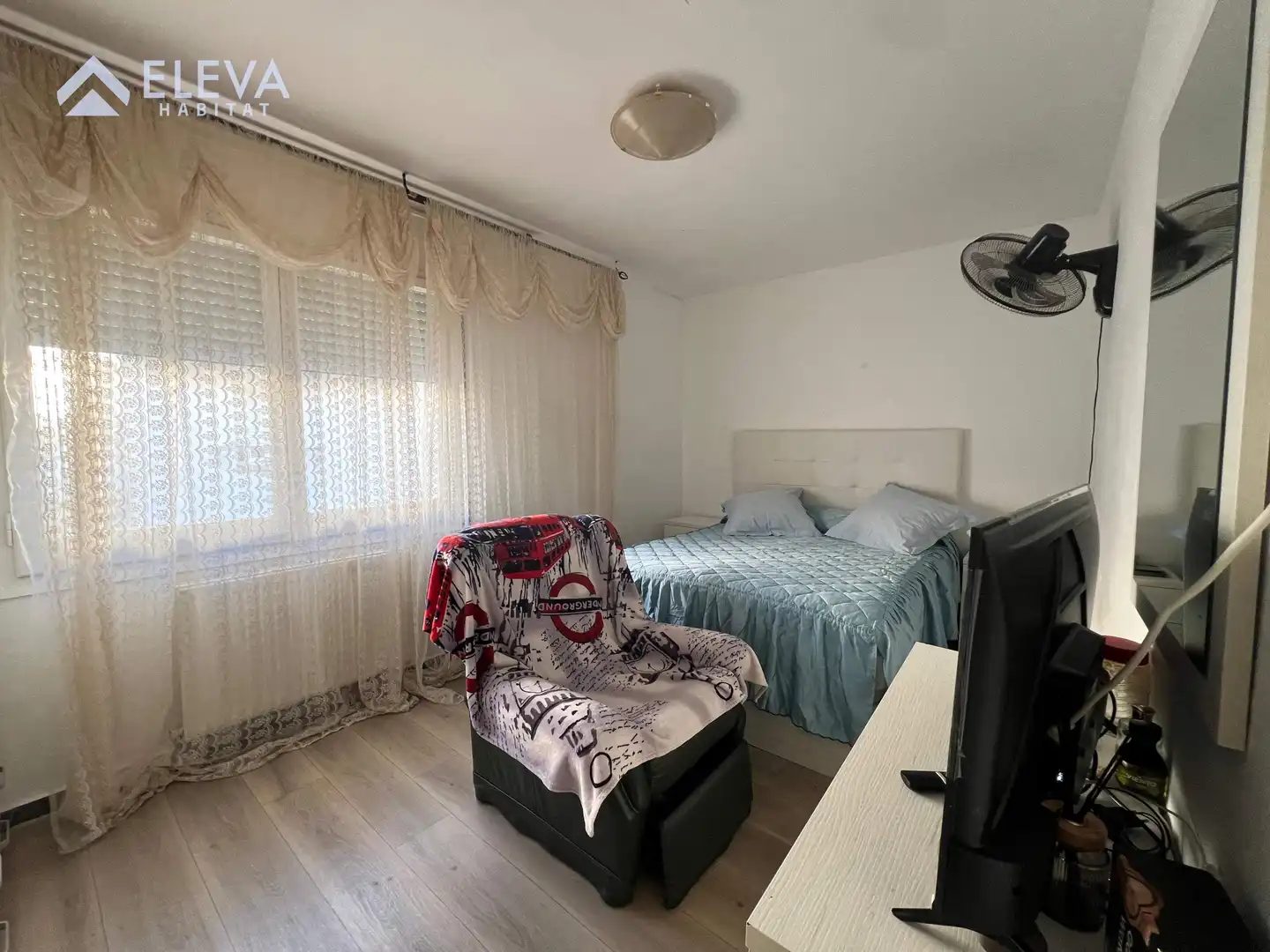 Schlafzimmer von Dachboden zum Verkauf in Lleida mit Terrasse und Balkon