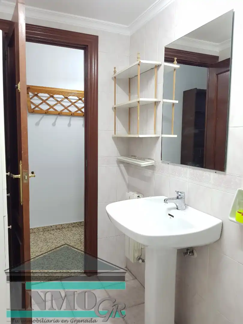 Bathroom of Flat for share in Granada  with Heating, Furnished and Balcony