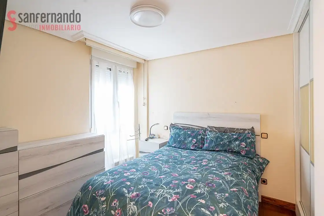 Habitación de Apartamento en venta en Santander con Calefacción, Parquet y Trastero