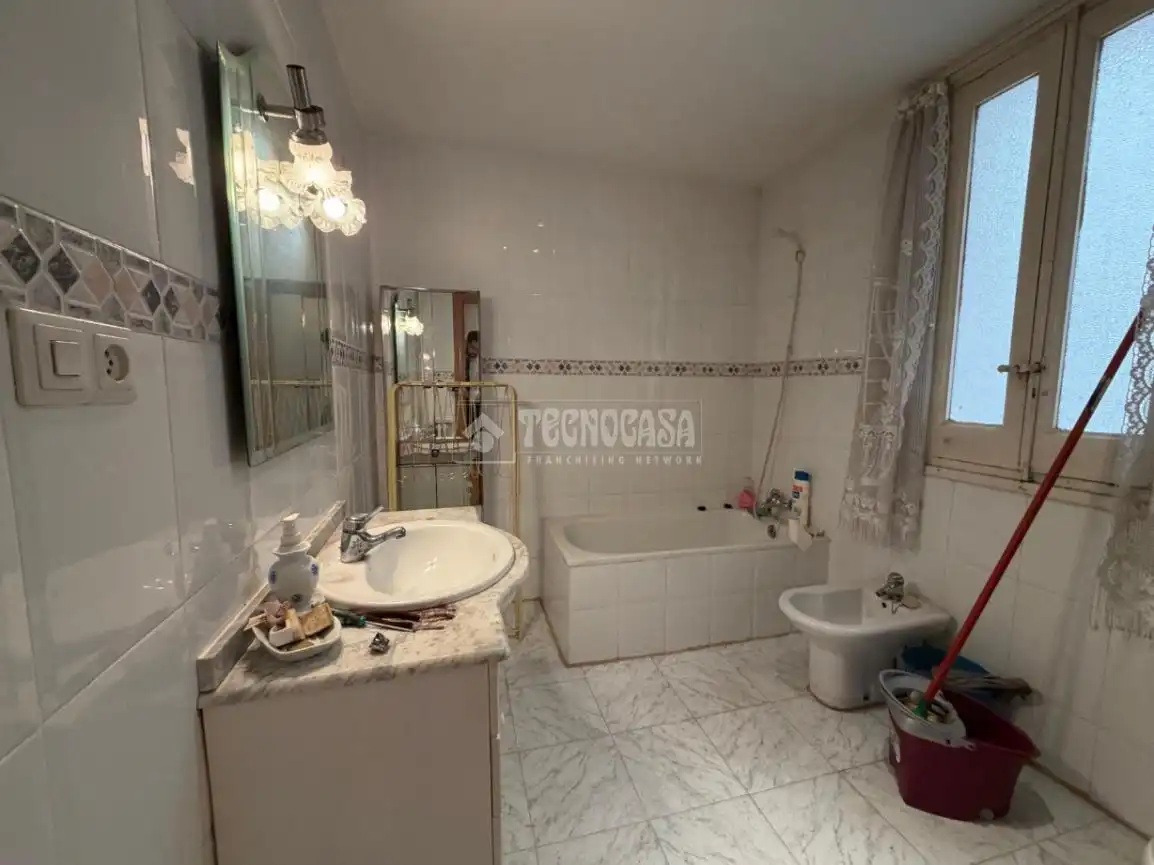 Bathroom of Flat for sale in Zaragoza  with Heating