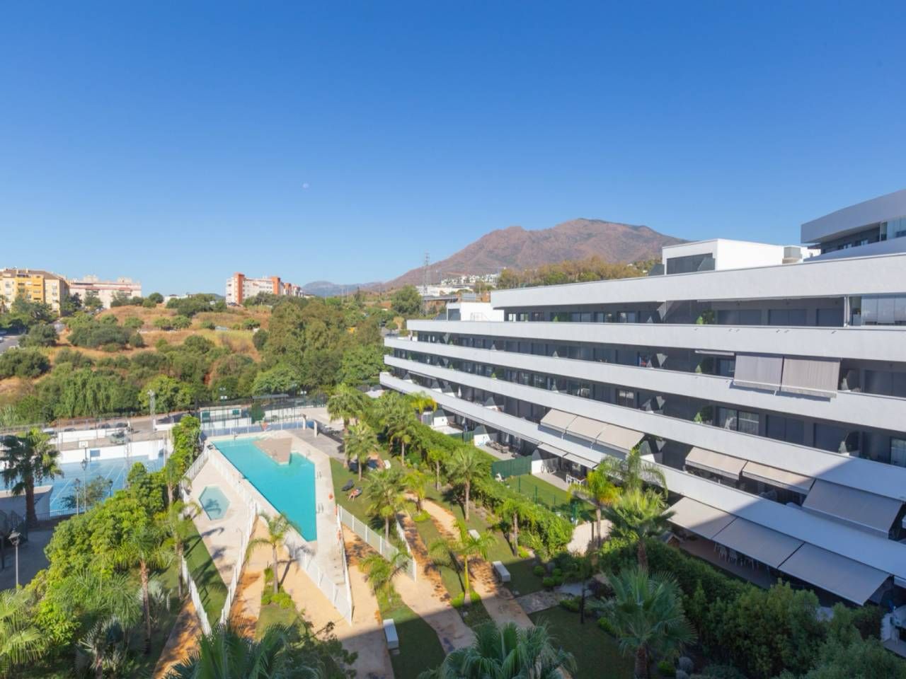 Außenansicht von Wohnung zum Verkauf in Estepona mit Klimaanlage, Terrasse und Abstellraum