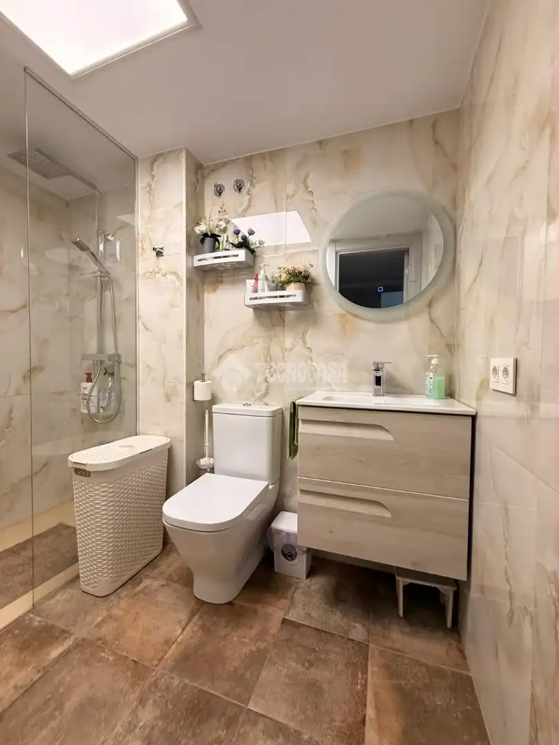 Badezimmer von Einfamilien-Reihenhaus zum Verkauf in Alcalá de Guadaira mit Klimaanlage und Terrasse