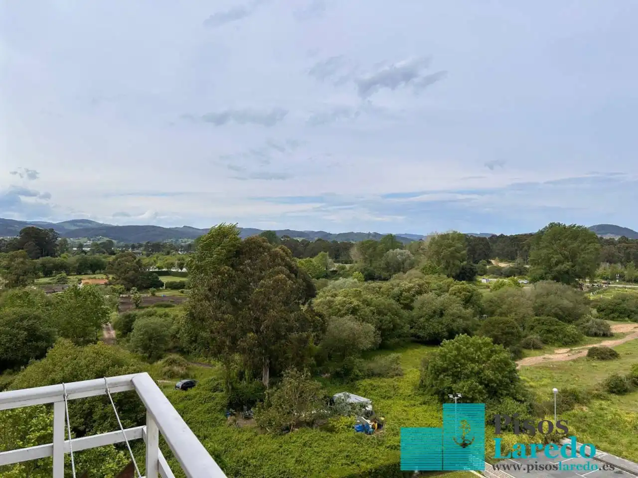 Vista exterior de Pis de lloguer en Laredo amb Terrassa, Moblat i Piscina comunitària