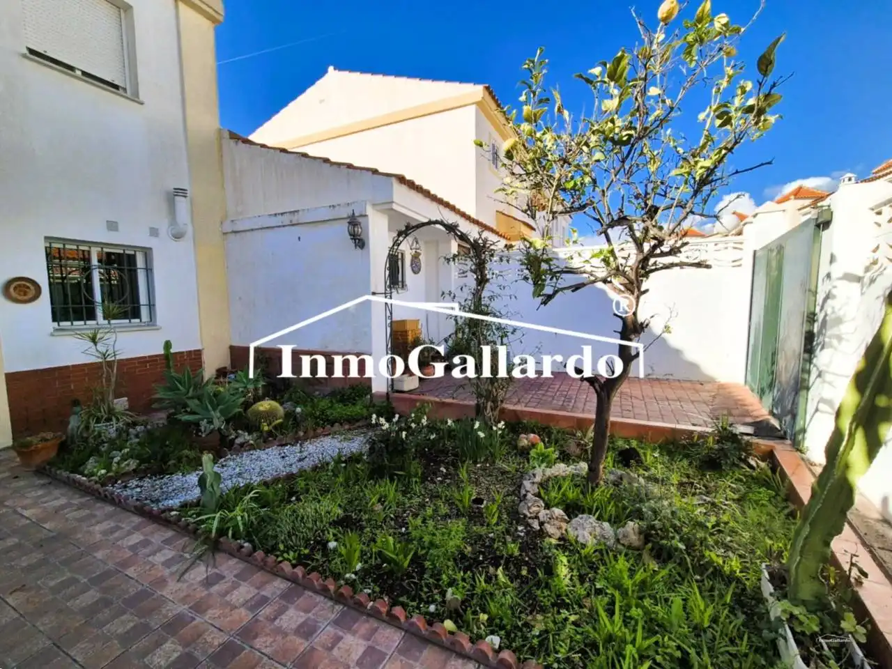 Vista exterior de Casa adosada en venda en Vélez-Málaga amb Jardí privat i Piscina comunitària