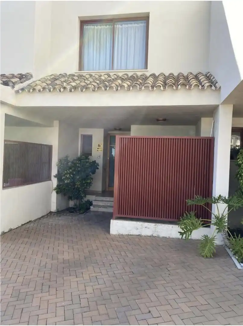 Außenansicht von Einfamilien-Reihenhaus mieten mit Kaufoption in Estepona mit Klimaanlage, Terrasse und Möbliert