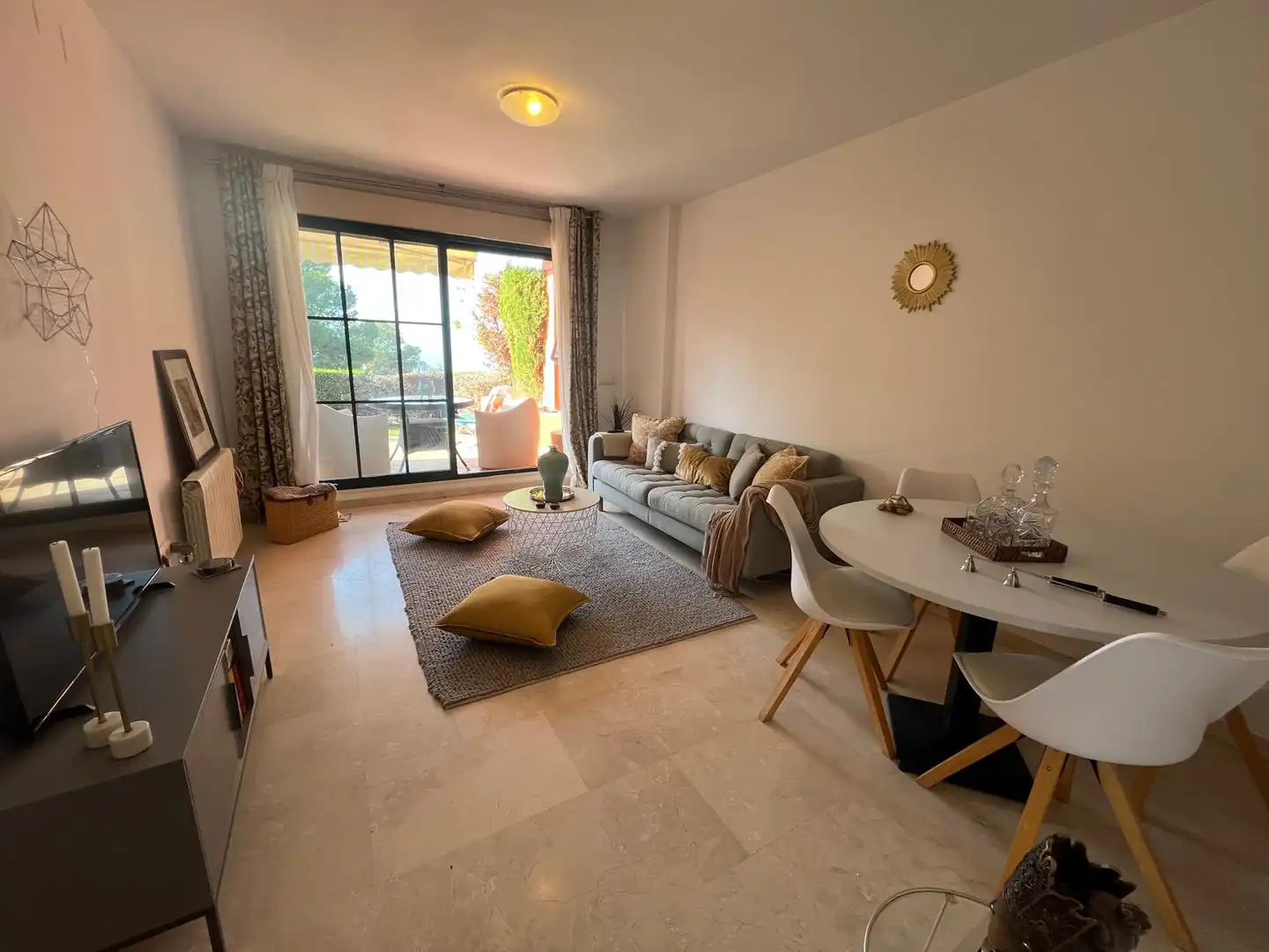 Sala de estar de Piso en venta en Finestrat con Trastero, Piscina y Piscina comunitaria