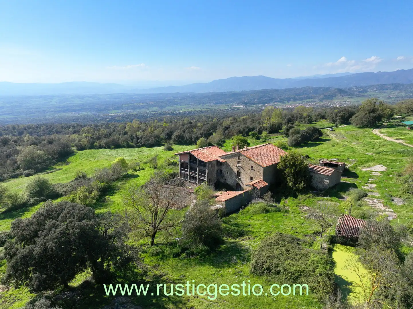 Vista exterior de Finca rústica en venda en L'Esquirol amb Jardí privat, Terrassa i Balcó