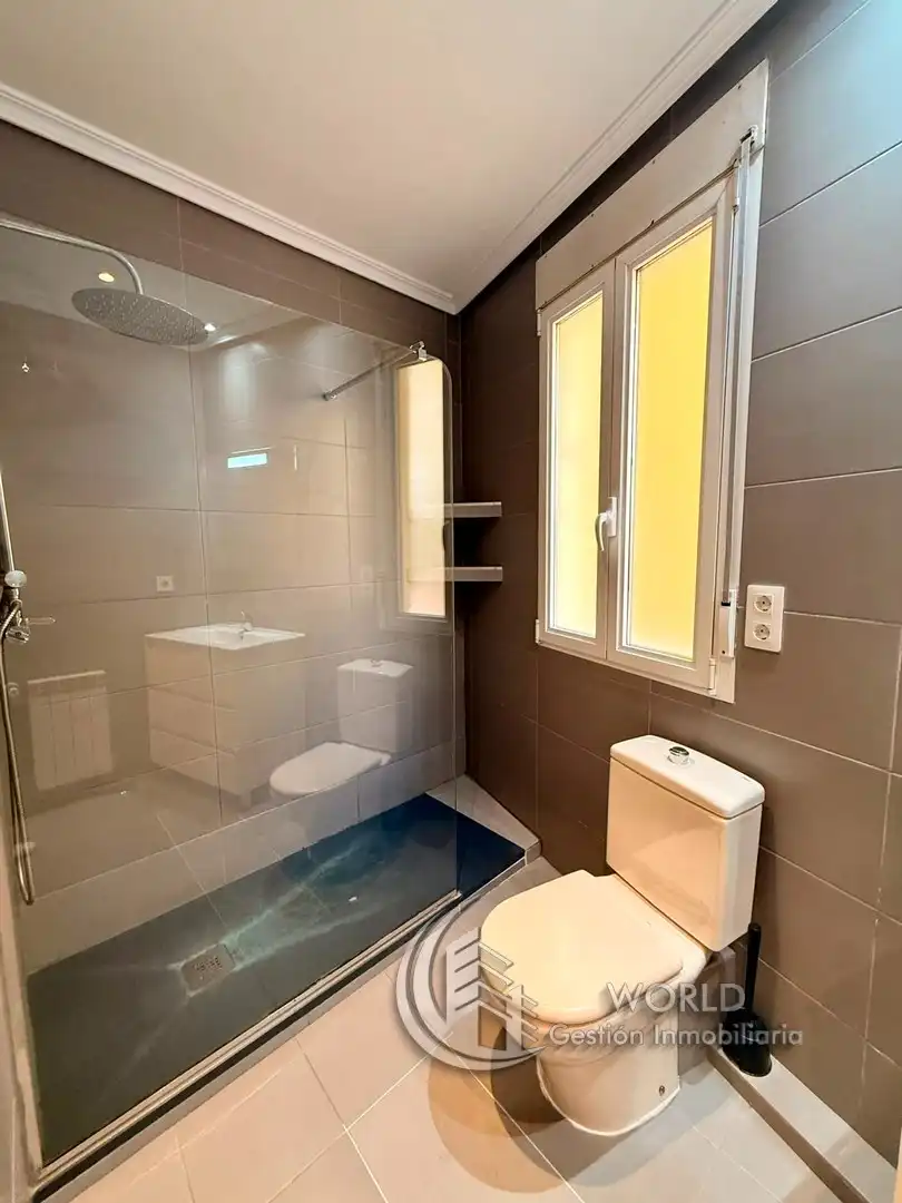Bathroom of Flat for sale in Madrid  with Air Conditioner and Heating