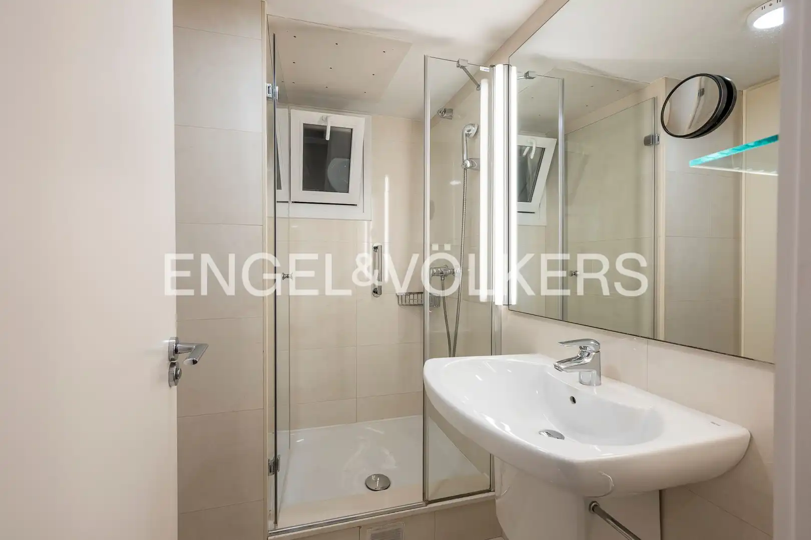 Badezimmer von Wohnung zum Verkauf in Barcelona mit Klimaanlage, Heizung und Parkett