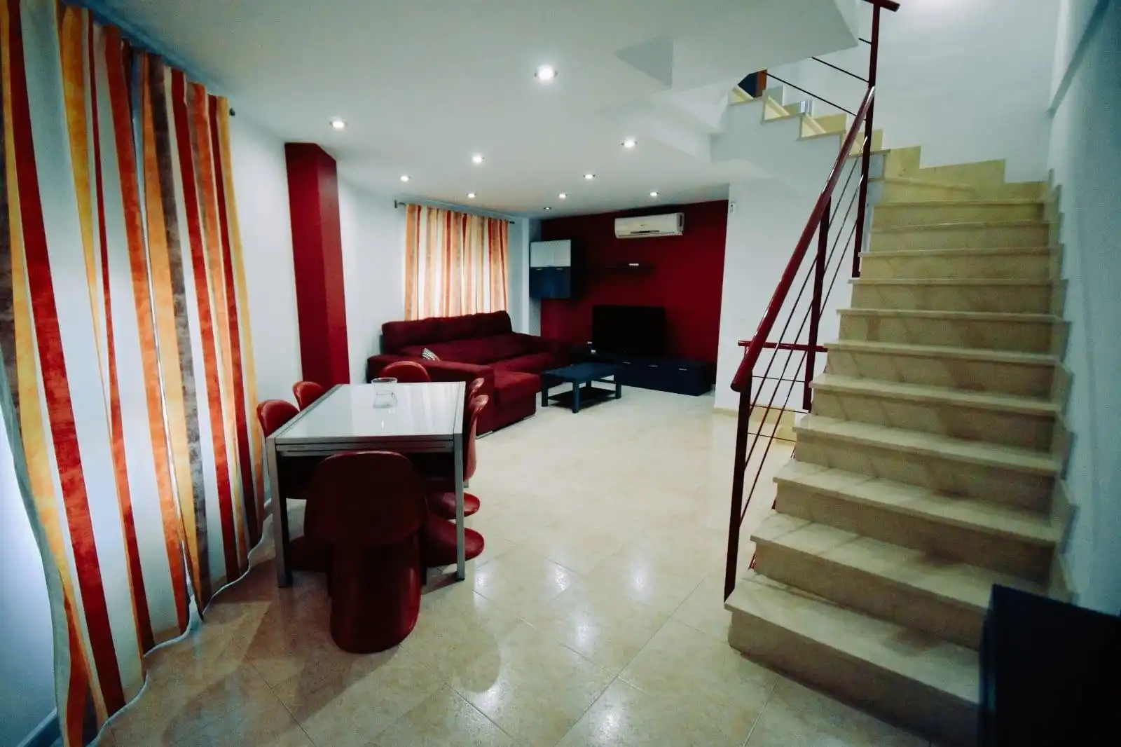 Sala d'estar de Casa adosada en venda en Onda amb Aire condicionat, Terrassa i Traster