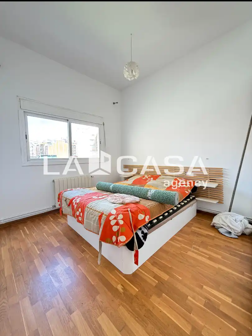 Schlafzimmer von Dachboden zum Verkauf in Badalona mit Heizung und Terrasse