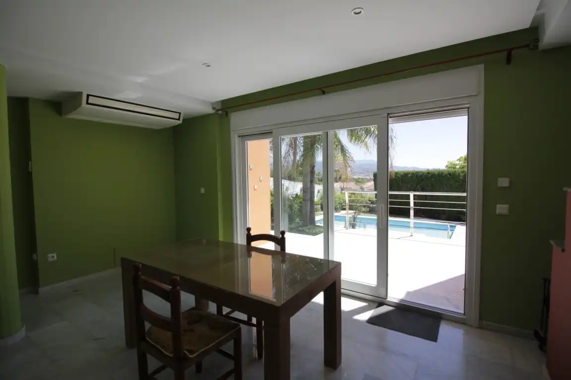 Menjador de Casa o xalet en venda en Vélez-Málaga amb Aire condicionat, Calefacció i Jardí privat