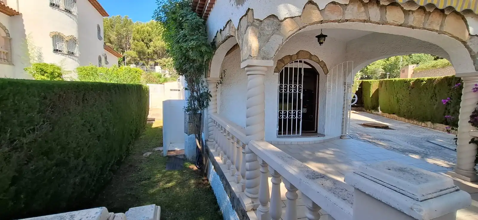 Vista exterior de Casa o xalet en venda en Mont-roig del Camp amb Aire condicionat, Jardí privat i Terrassa