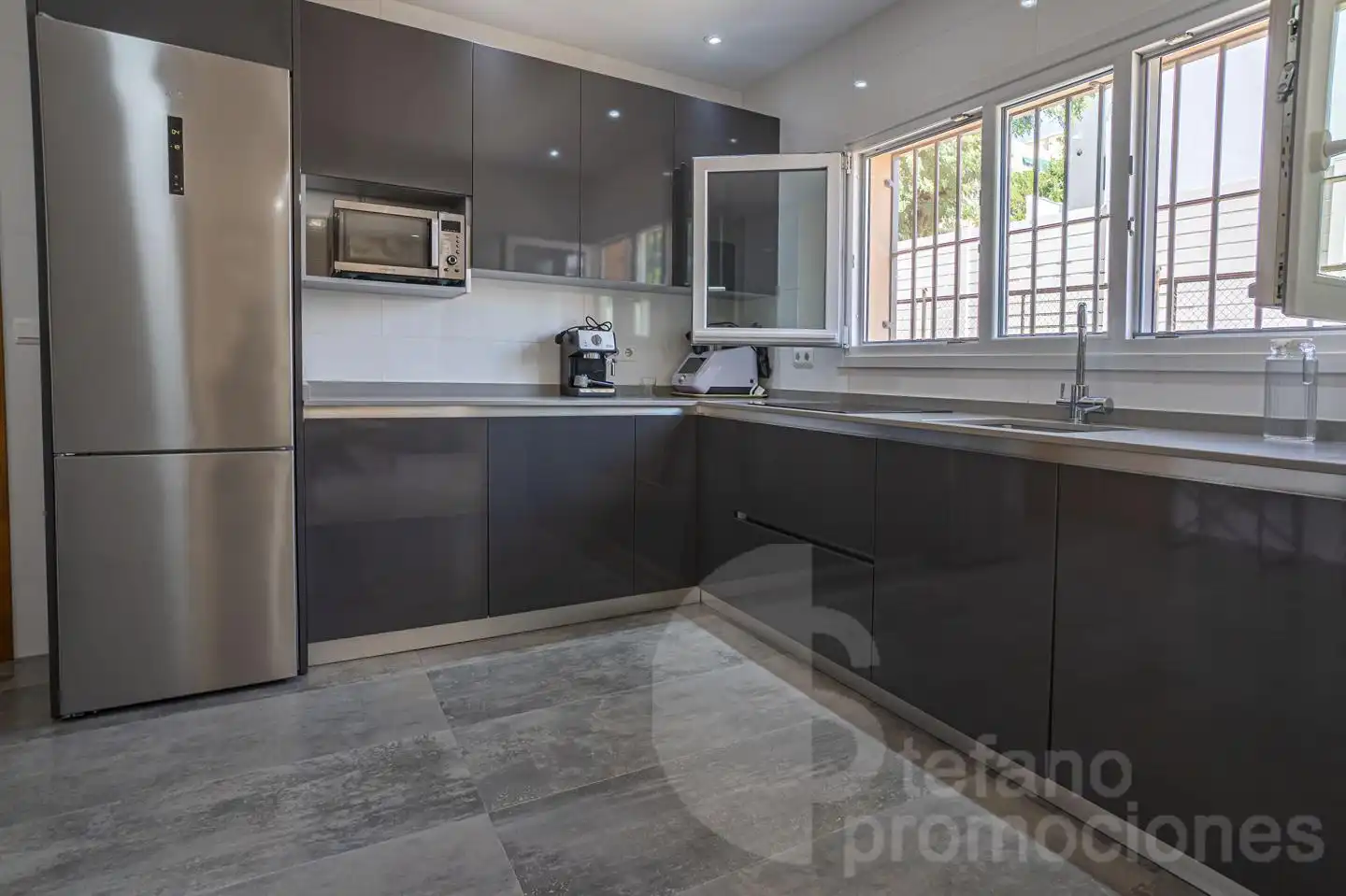 Küche von Haus oder Chalet zum Verkauf in Málaga mit Klimaanlage, Privatgarten und Terrasse