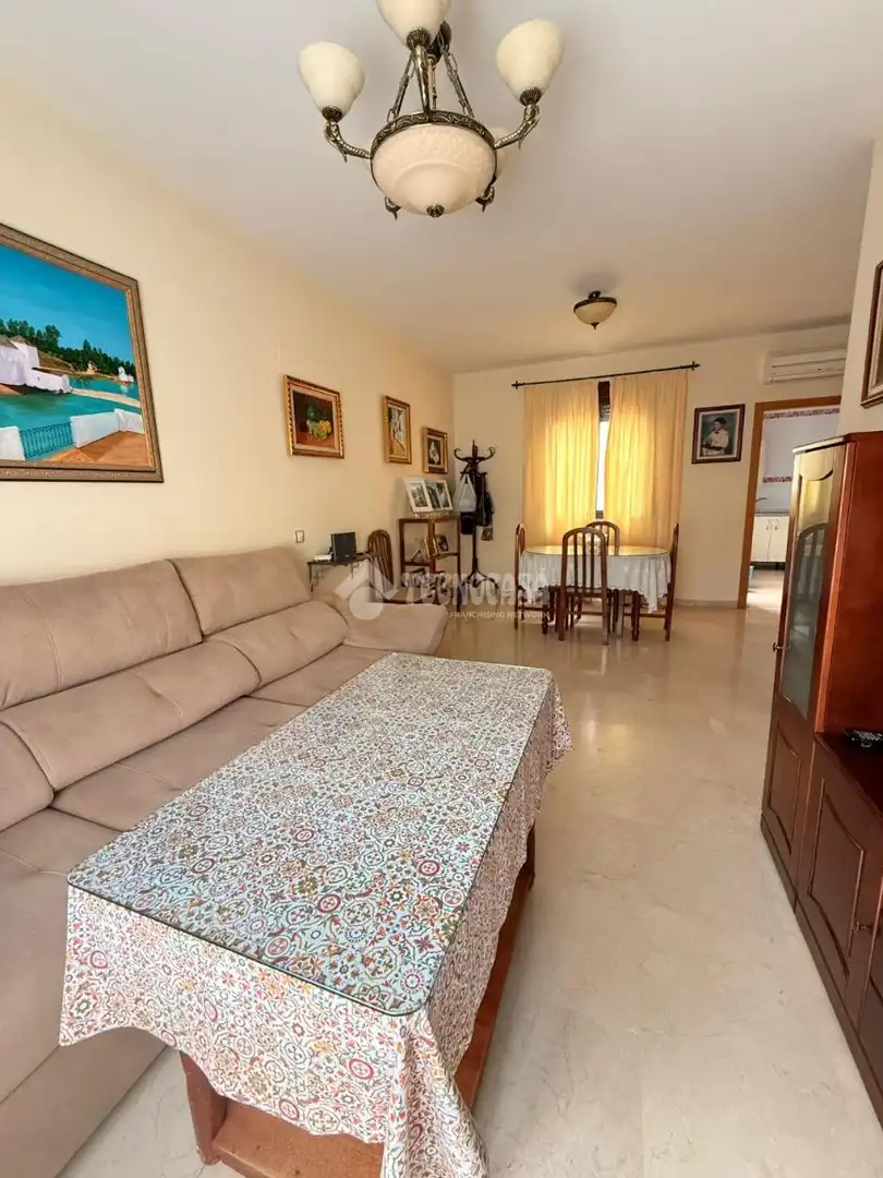 Sala de estar de Casa adosada en venta en Alcalá de Guadaira con Aire acondicionado y Terraza