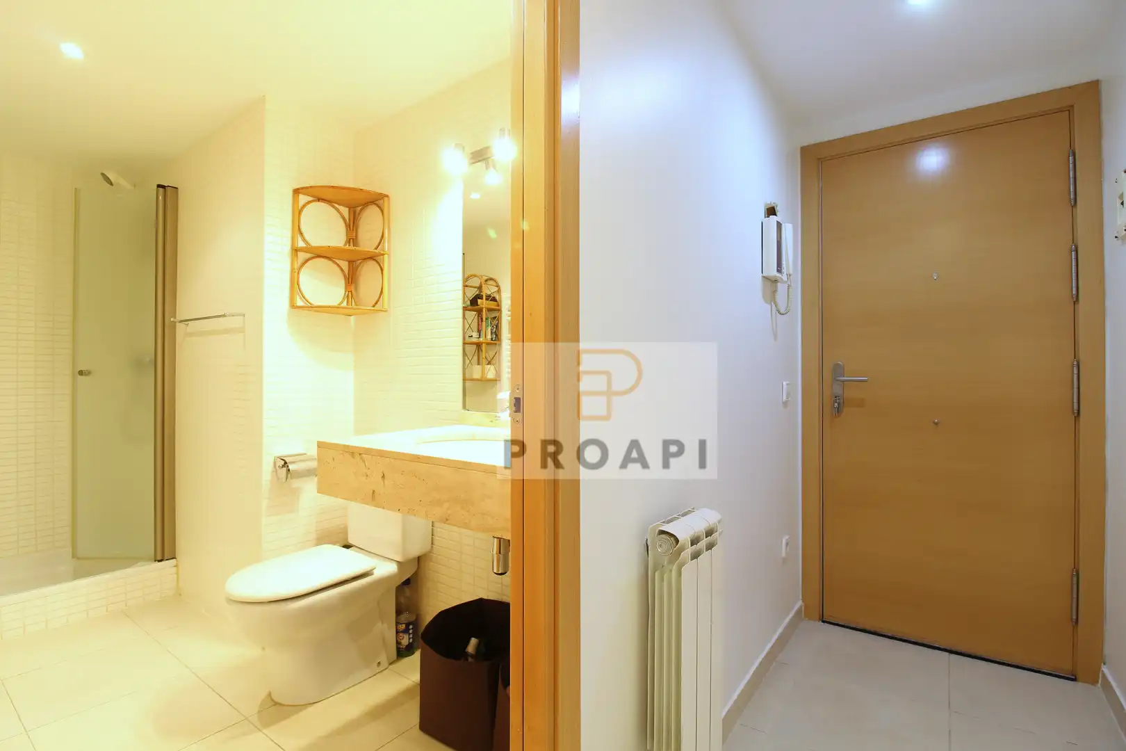 Badezimmer von Wohnung zum Verkauf in Girona mit Balkon