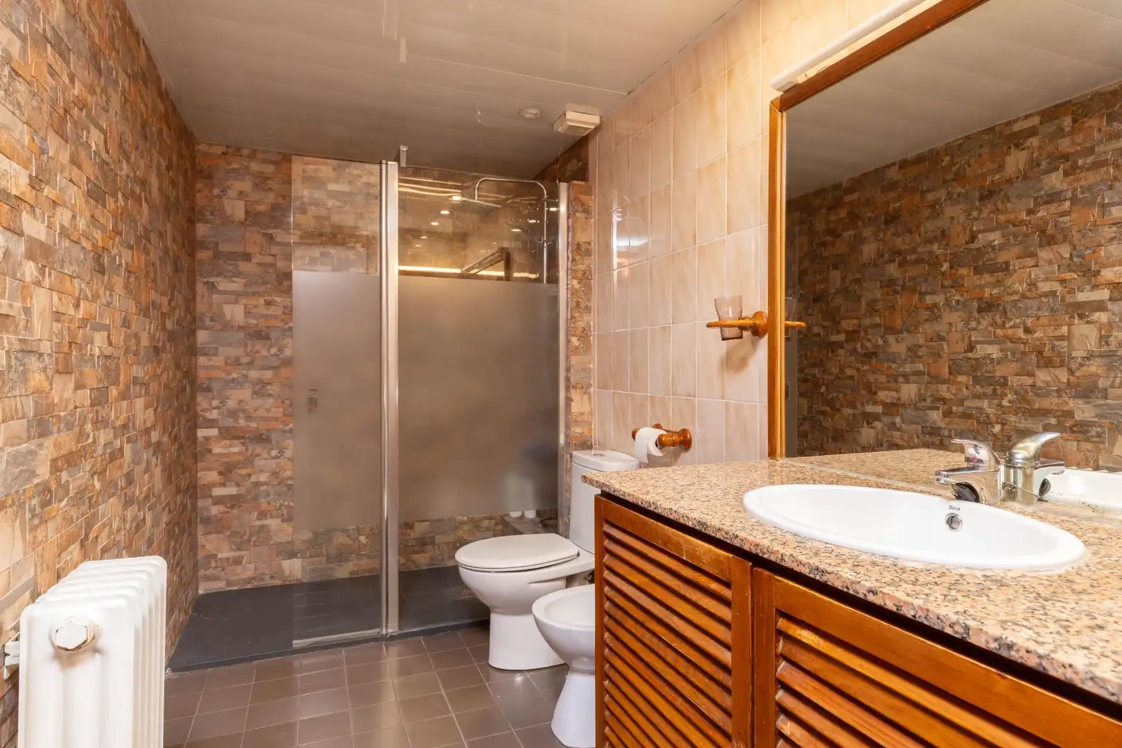Badezimmer von Einfamilien-Reihenhaus zum Verkauf in Santa Perpètua de Mogoda mit Klimaanlage, Heizung und Abstellraum