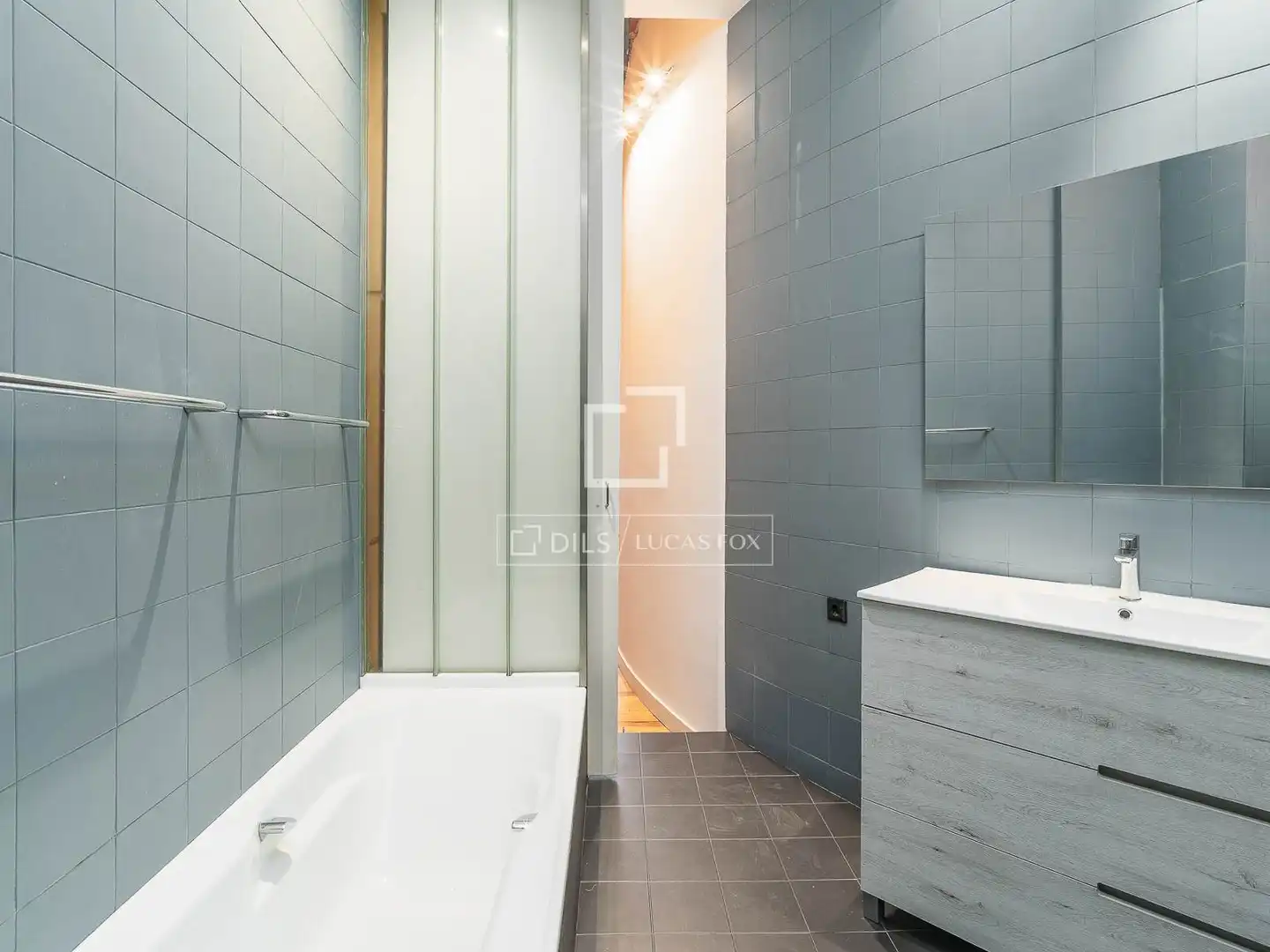 Bathroom of Flat for sale in Barcelona  with Air Conditioner, Terrace and Storage room