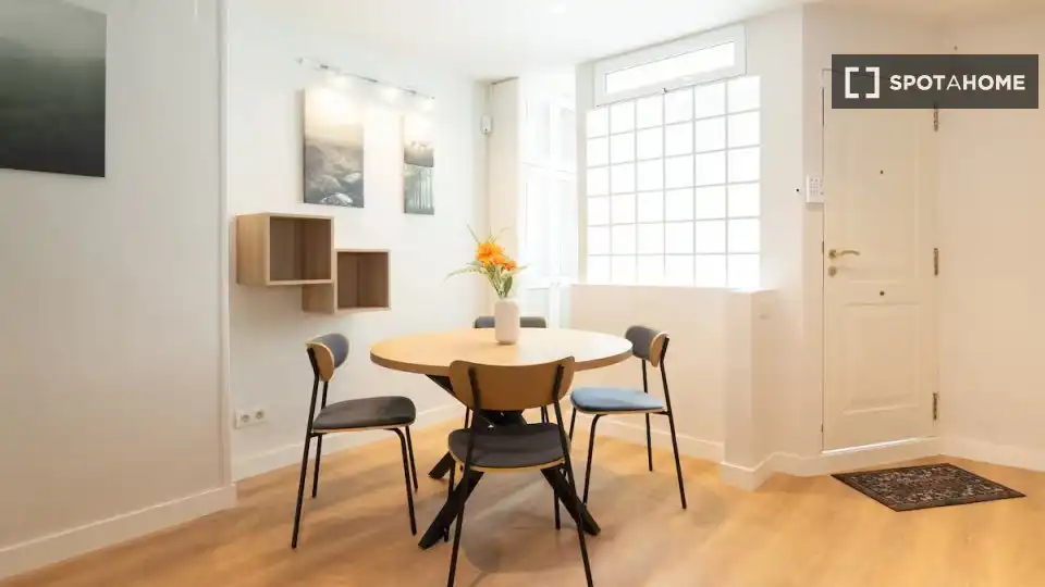 Comedor de Piso de alquiler en Barcelona con Aire acondicionado, Calefacción y Amueblado