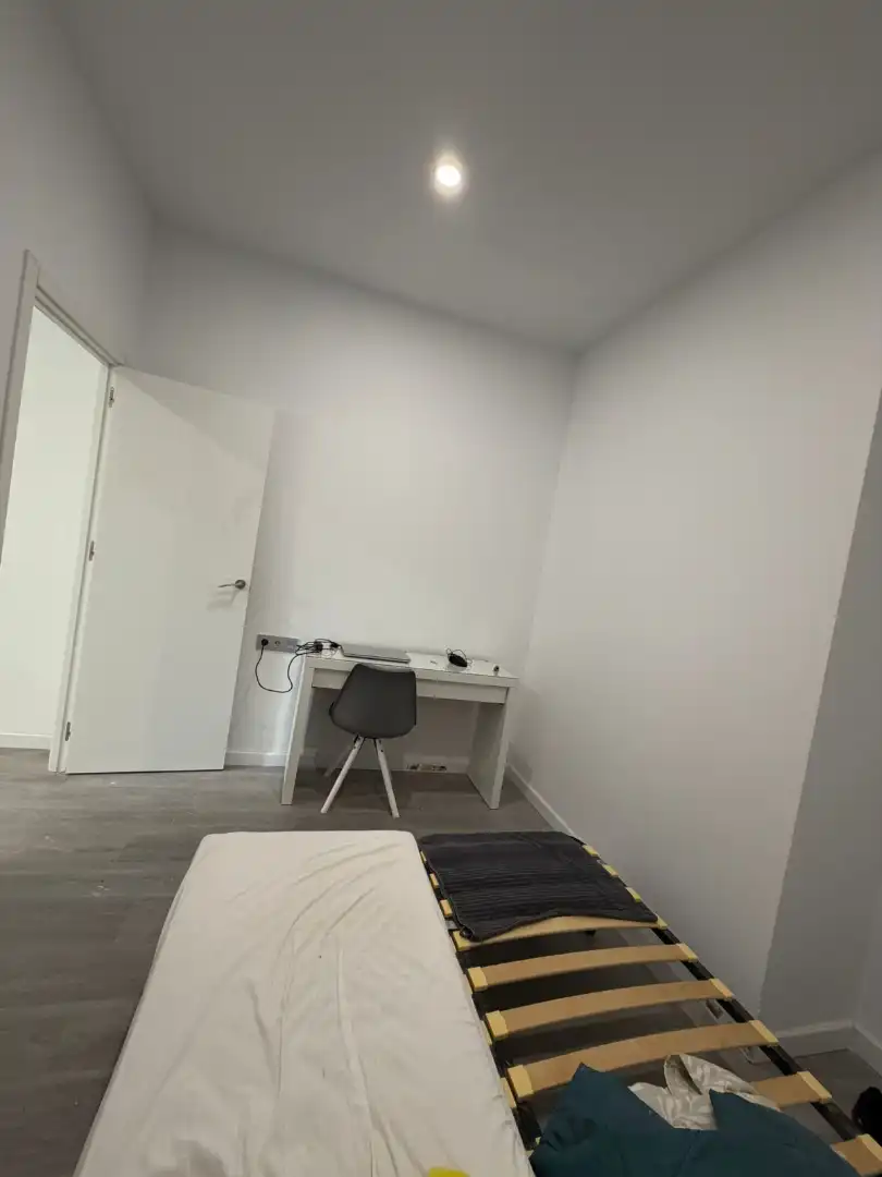 Dormitori de Local en venda en L'Hospitalet de Llobregat amb Parquet