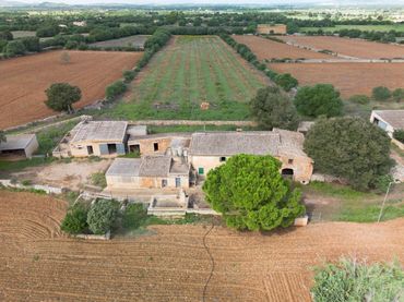 Casa rústica amb jardí en venda a Disseminat Primera Volta
