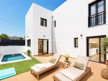 Casa aparellada amb balcó en venda a Ponent