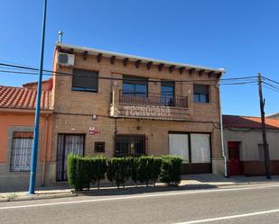 Vista exterior de Casa adosada en venda en Piedrabuena amb Aire condicionat i Piscina