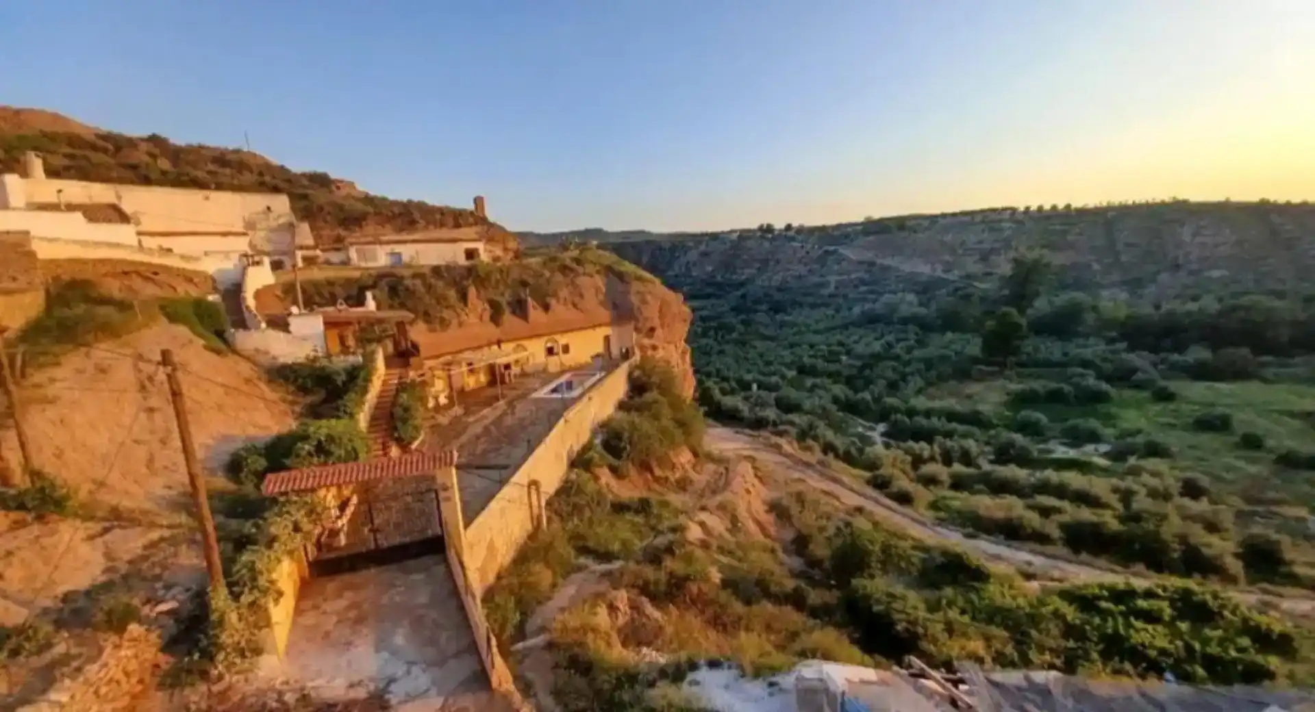 Vista exterior de Casa o xalet en venda en Freila amb Jardí privat, Piscina i Moblat