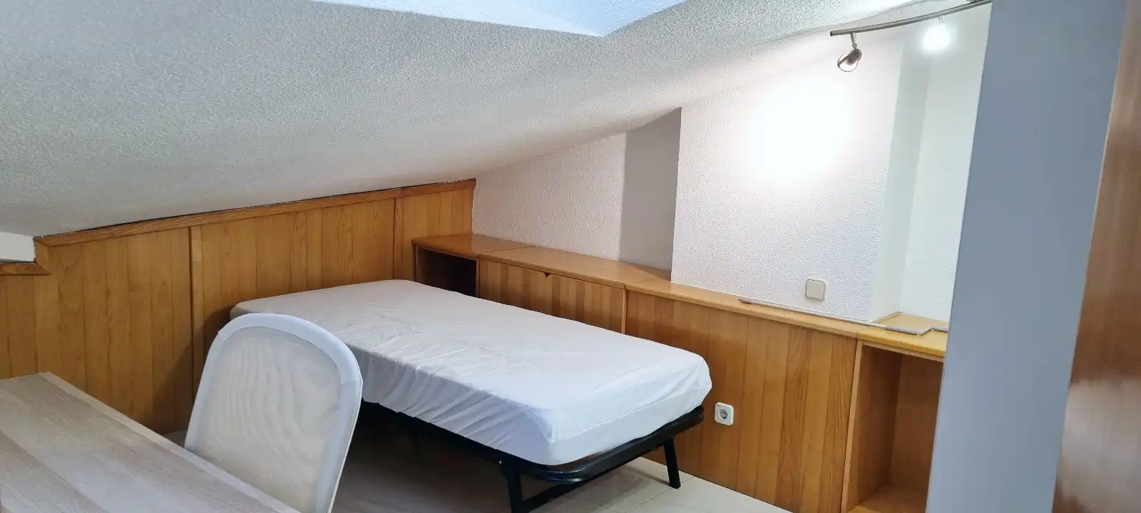 Dormitori de Casa adosada en venda en Villaviciosa de Odón amb Aire condicionat, Calefacció i Jardí privat