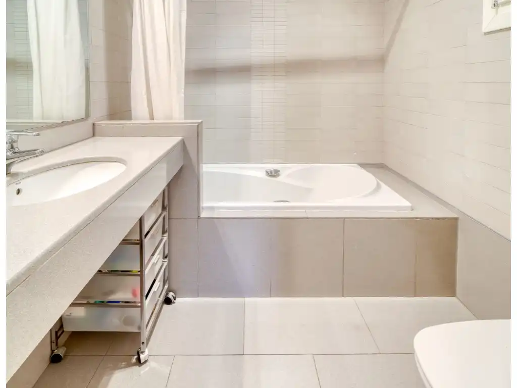 Bathroom of Flat for sale in Figueres  with Air Conditioner
