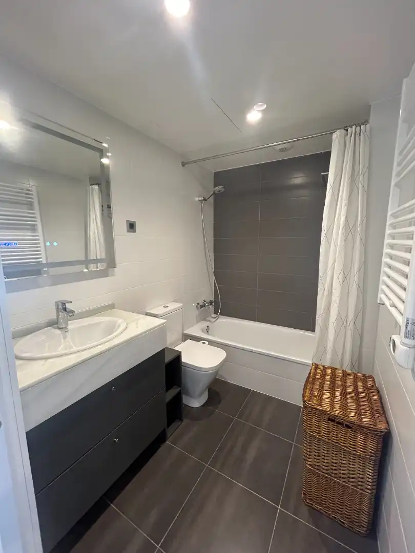 Badezimmer von Dachboden zum Verkauf in Barcelona mit Klimaanlage, Heizung und Parkett