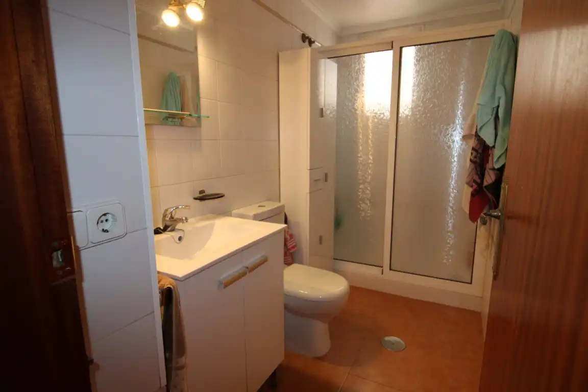 Badezimmer von Wohnung zum Verkauf in Torrevieja mit Möbliert und Balkon