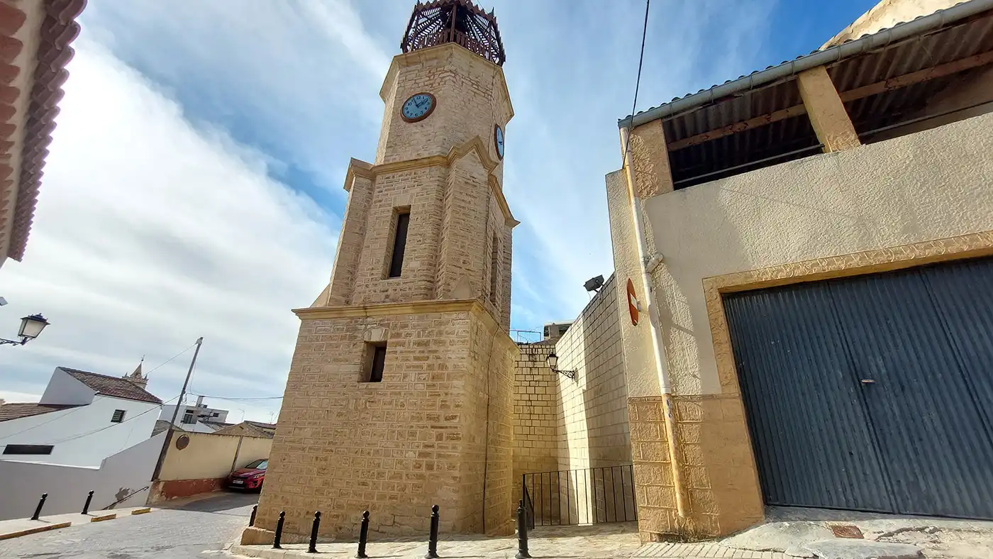 Vista exterior de Casa adosada en venda en El Pinós / Pinoso amb Balcó