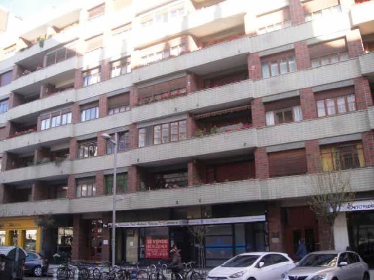 Vista exterior de Local en venda en Vitoria - Gasteiz amb Aire condicionat i Calefacció
