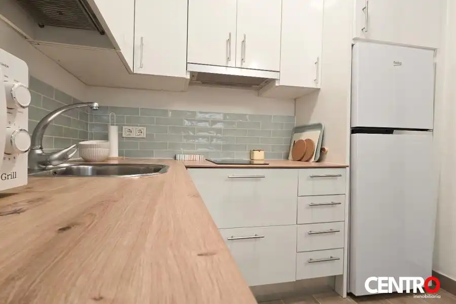 Cuina de Apartament de lloguer en Granada amb Aire condicionat