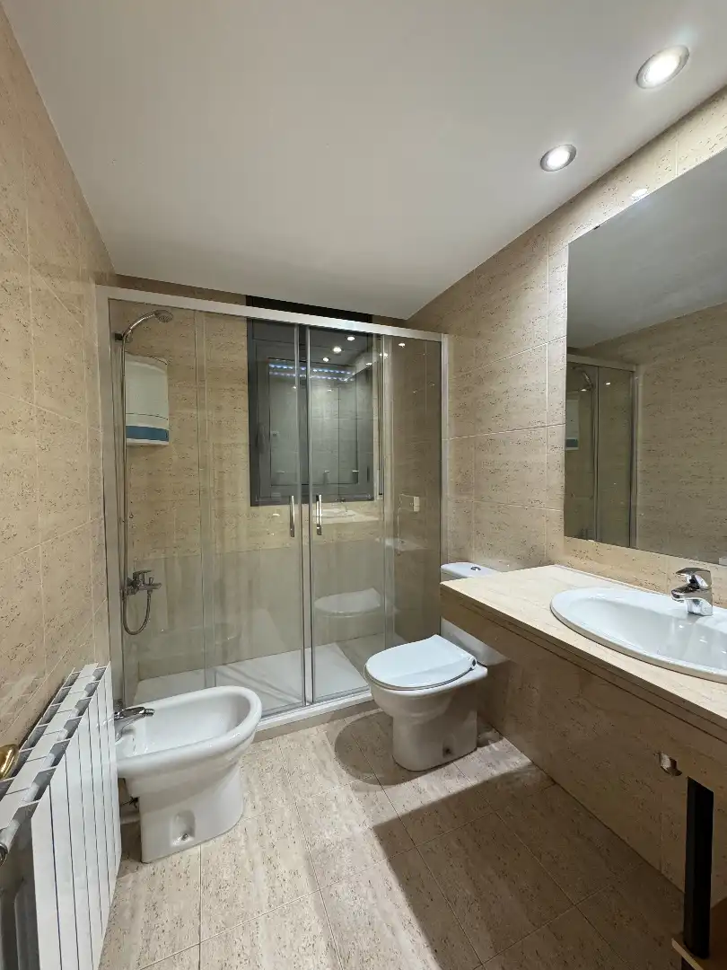 Baño de Piso de alquiler en Sabadell con Aire acondicionado, Calefacción y Trastero