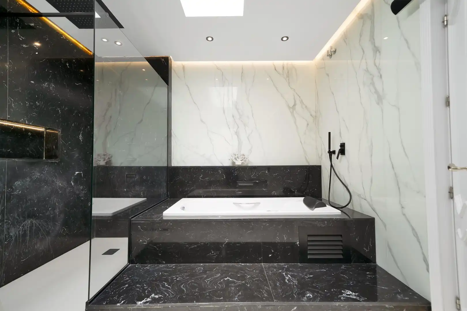 Badezimmer von Haus oder Chalet zur Miete in Marbella mit Heizung, Privatgarten und Terrasse