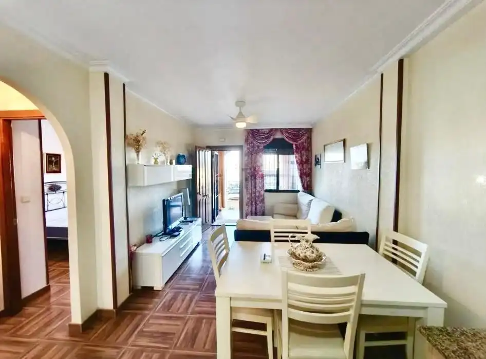 Sala d'estar de Casa adosada de lloguer en Torrevieja amb Aire condicionat, Terrassa i Piscina