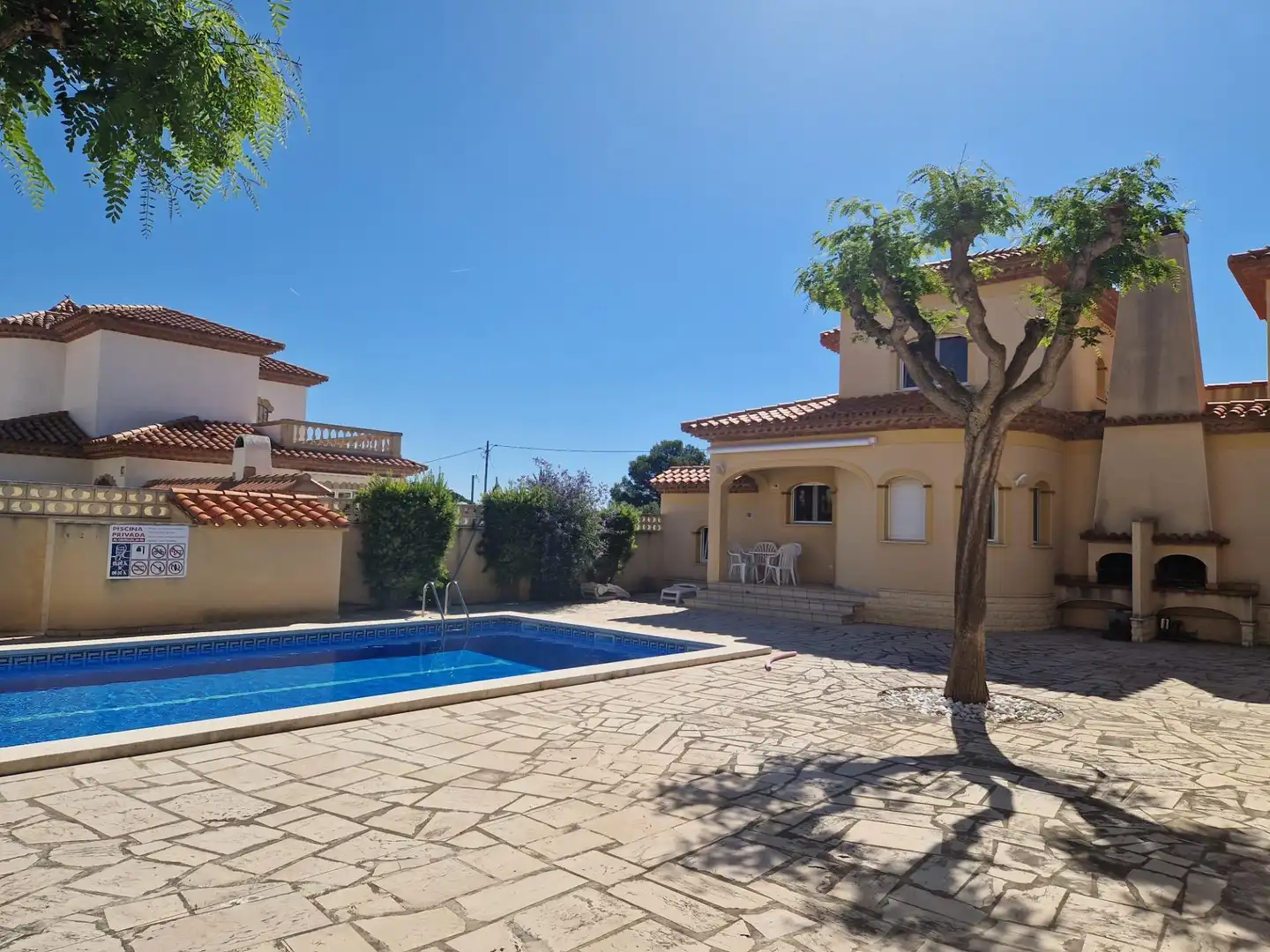Außenansicht von Einfamilien-Reihenhaus zum Verkauf in Mont-roig del Camp mit Privatgarten, Terrasse und Möbliert