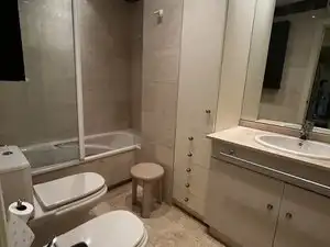Bathroom of Flat for rent in Madrid  with Air Conditioner, Heating and Parquet flooring