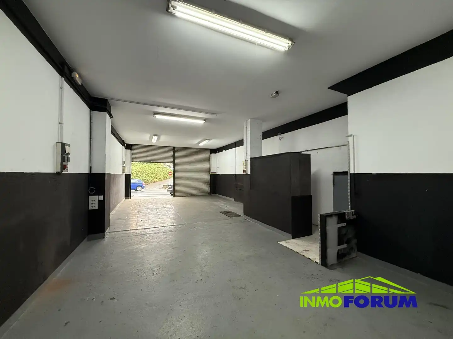 Parking of Commercial properties for sale in Cambre 
