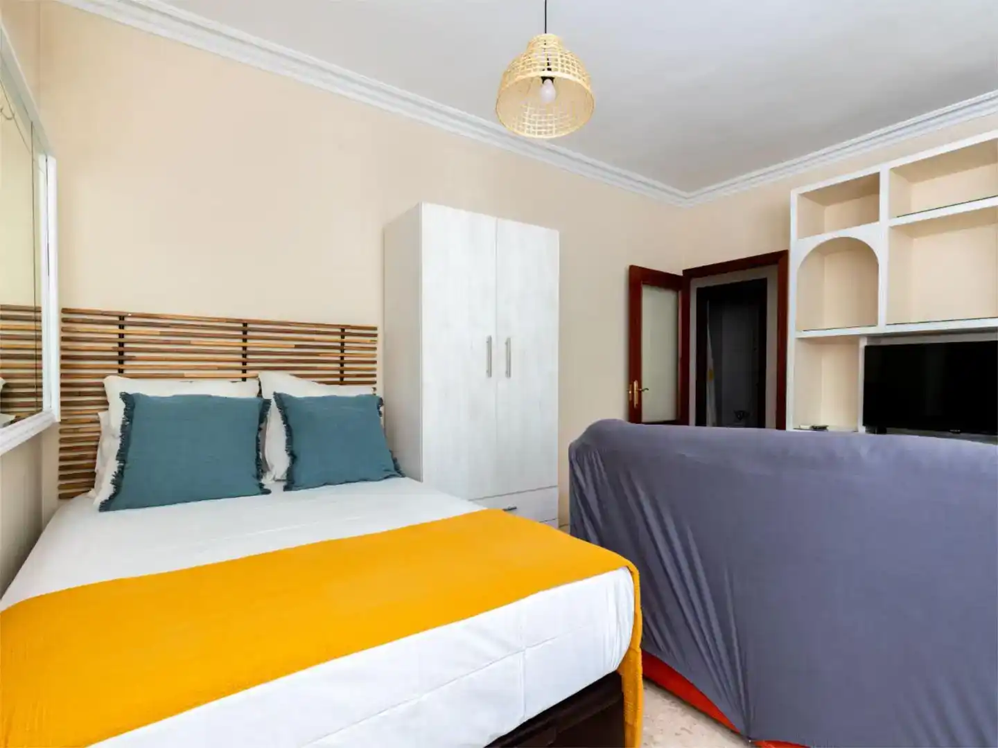 Habitación de Piso para compartir en Sevilla con Aire acondicionado, Jardín privado y Amueblado