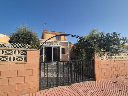 Vista exterior de Casa o xalet en venda en Orihuela amb Aire condicionat, Jardí privat i Terrassa