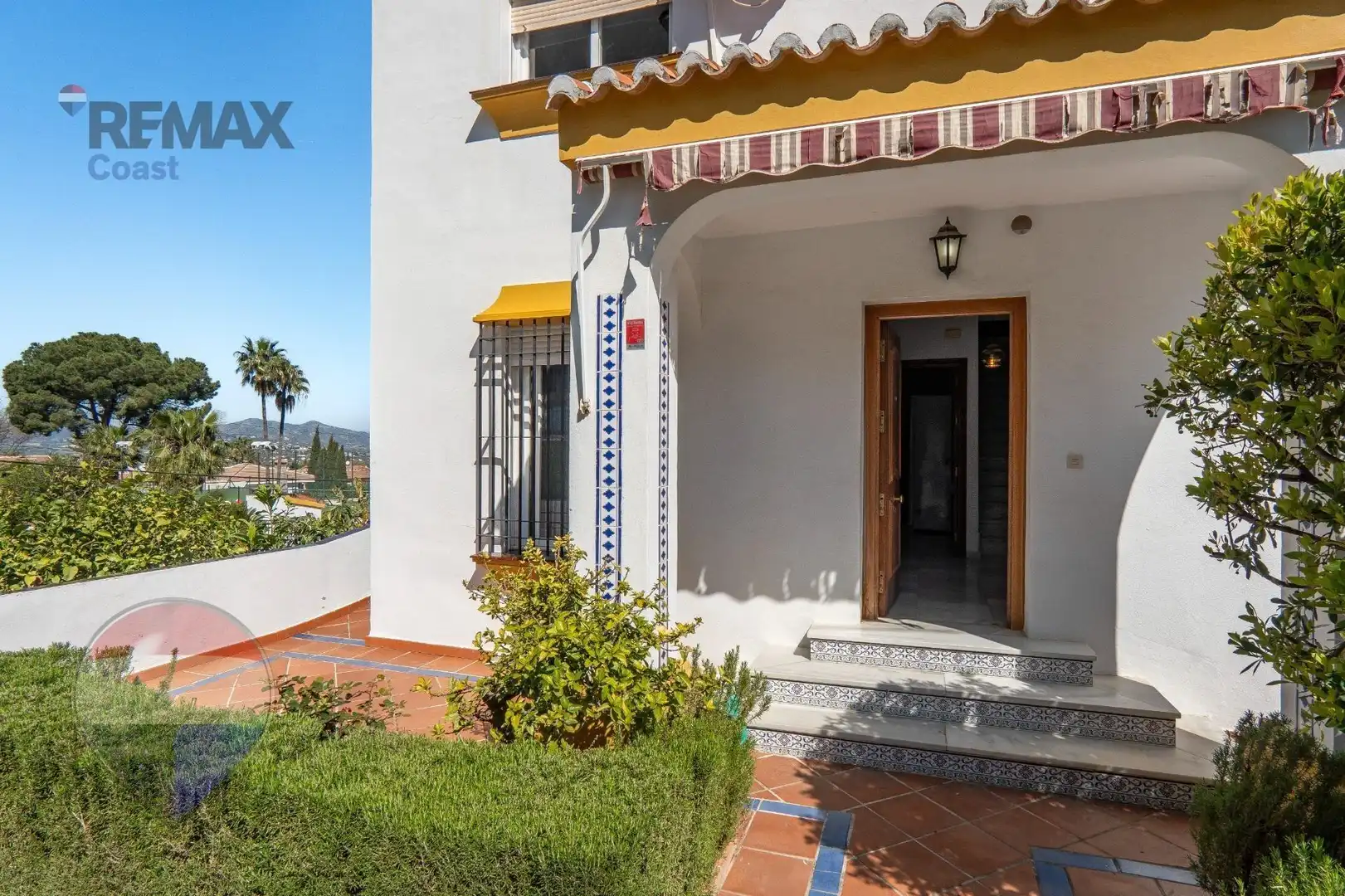 Vista exterior de Casa o xalet en venda en Alhaurín de la Torre amb Piscina comunitària
