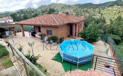 Vista exterior de Casa o xalet en venda en Vallirana amb Calefacció, Jardí privat i Terrassa