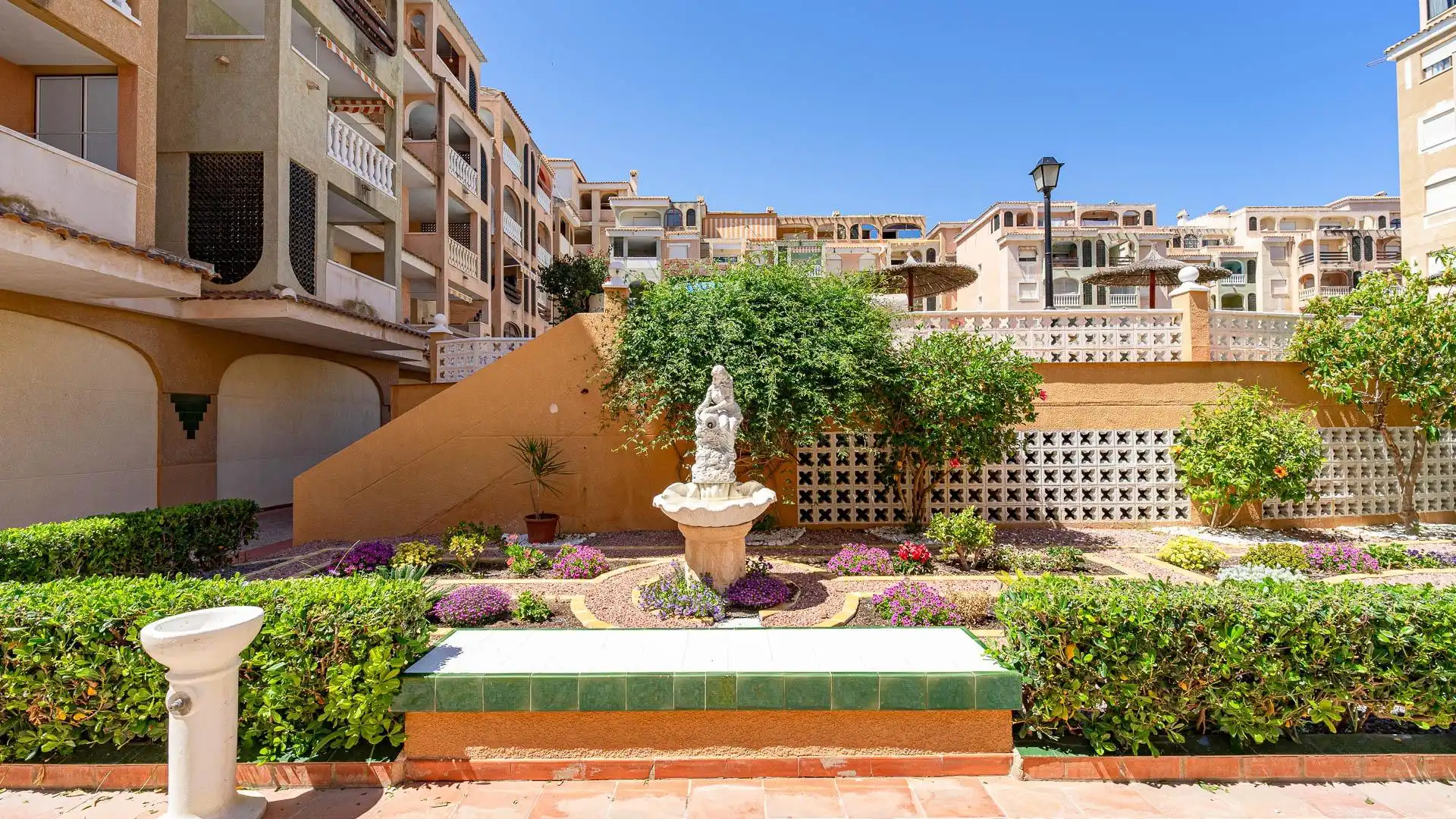 Terrasse von Wohnung zum Verkauf in Torrevieja mit Klimaanlage, Heizung und Privatgarten