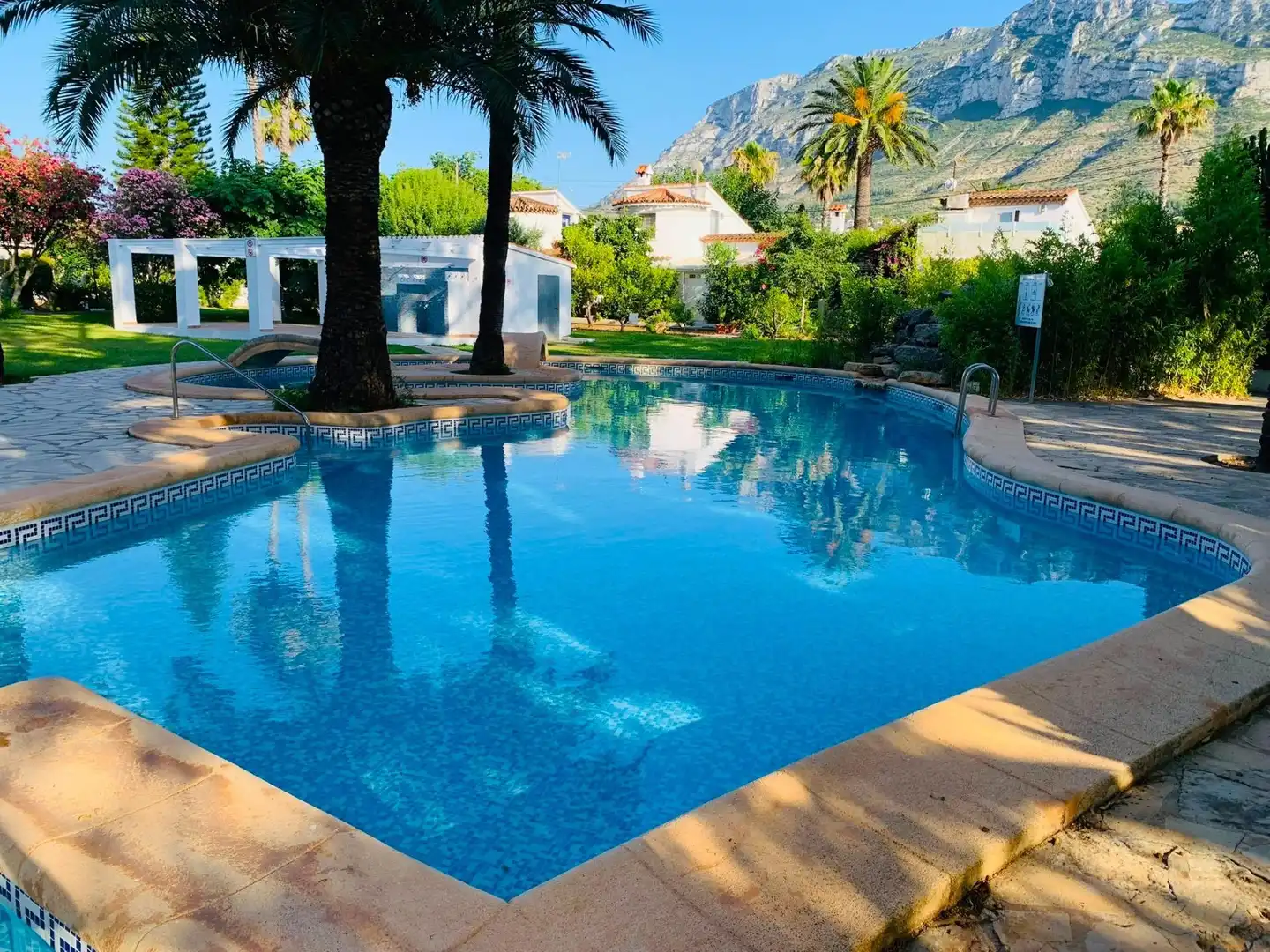 Schwimmbecken von Einfamilien-Reihenhaus zum Verkauf in Dénia mit Klimaanlage, Privatgarten und Terrasse
